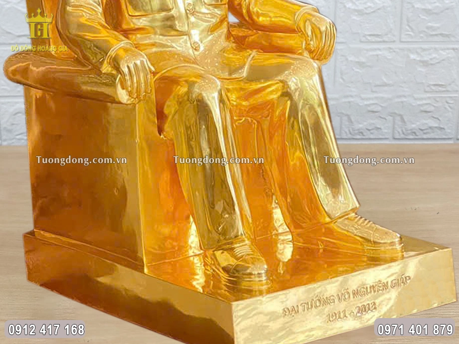 Từng đường nét được chạm khắc sắc nét, tinh tế